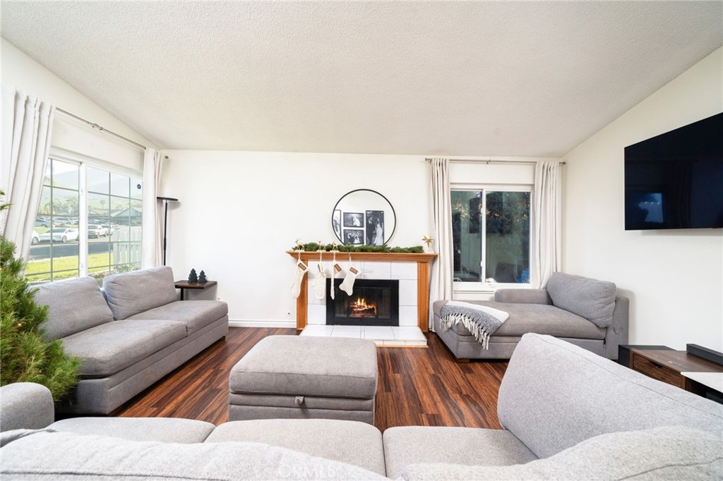 3282 Gallion Circle Riverside, CA 92503 - Photo 10 of 38 Living room