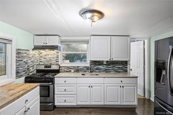 $445,000 | 136 North Delaware Avenue, Lindenhurst, NY 11757