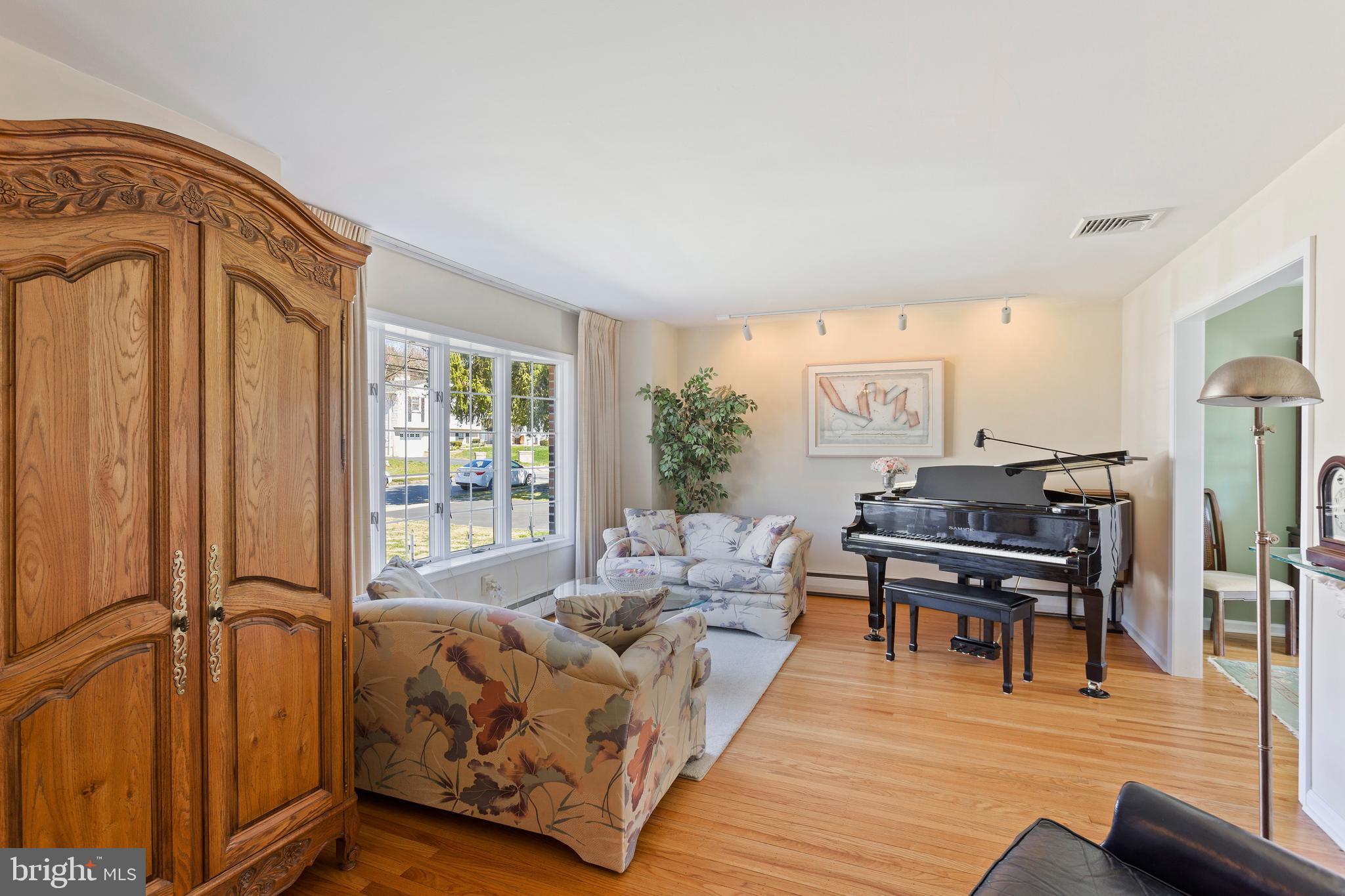 2225 Overlook Drive Aston, PA 19014 - Photo 2 of 25