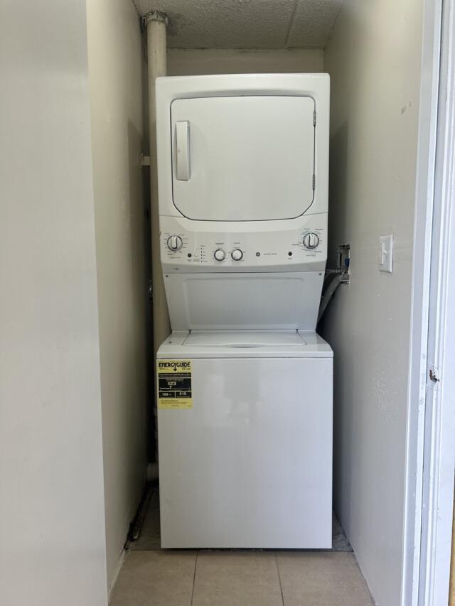 1104 Meadows Circle, Unit 1104 Boynton Beach, FL 33436 - Photo 27 of 27 a utility room with dryer and washer