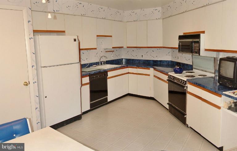 3031 Fallstaff Road, Unit 304C Baltimore, MD 21209 - Photo 17 of 19 Kitchen