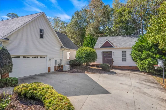 $600,000 | 105 Bentwood Lane, Pickens, SC 29671
