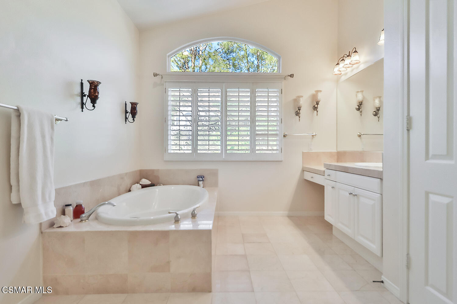6291 Deerbrook Road Oak Park, CA 91377 - Photo 17 of 29 gPrimary Bedroom Suite4
