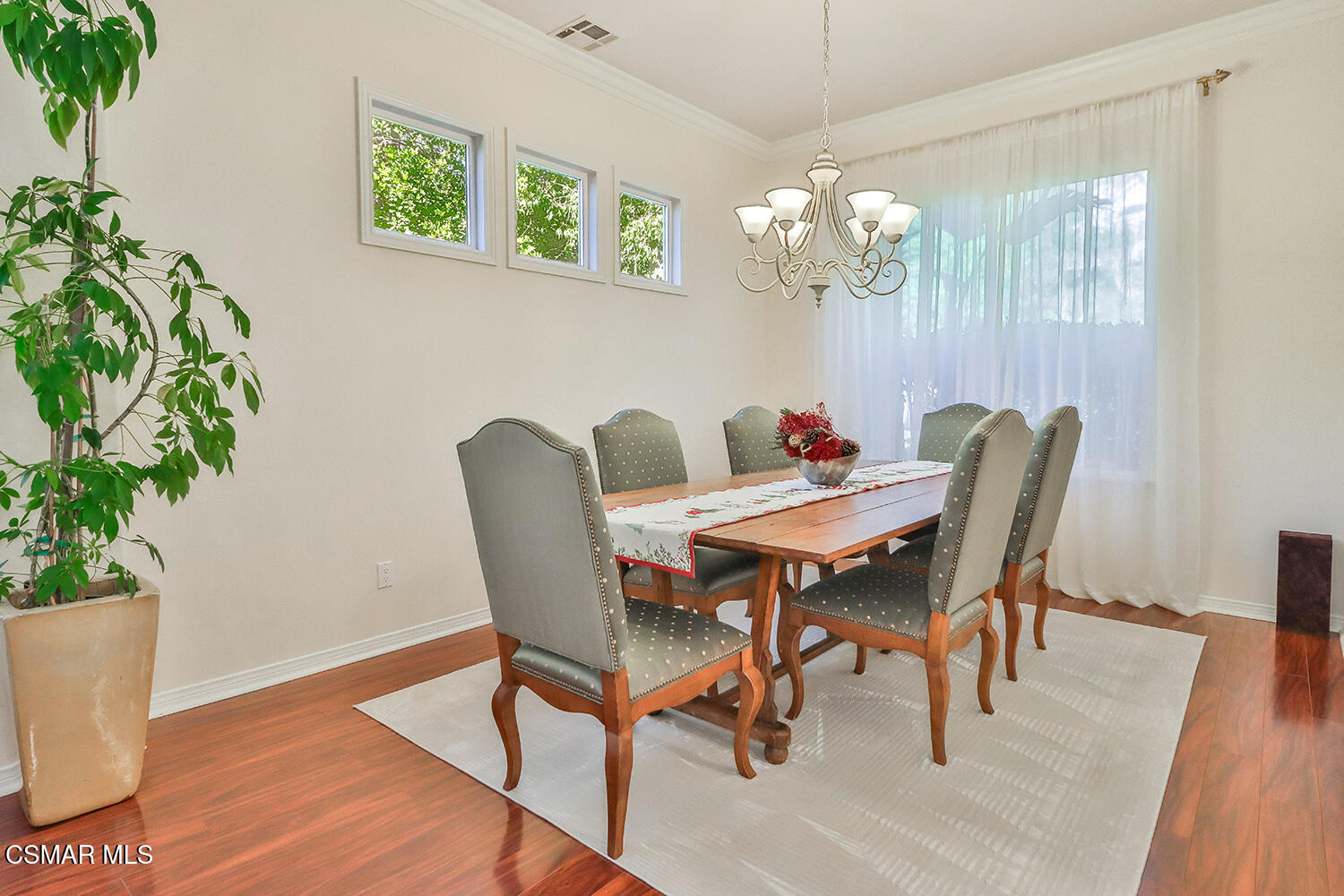 6291 Deerbrook Road Oak Park, CA 91377 - Photo 4 of 29 bLiving and Dining4