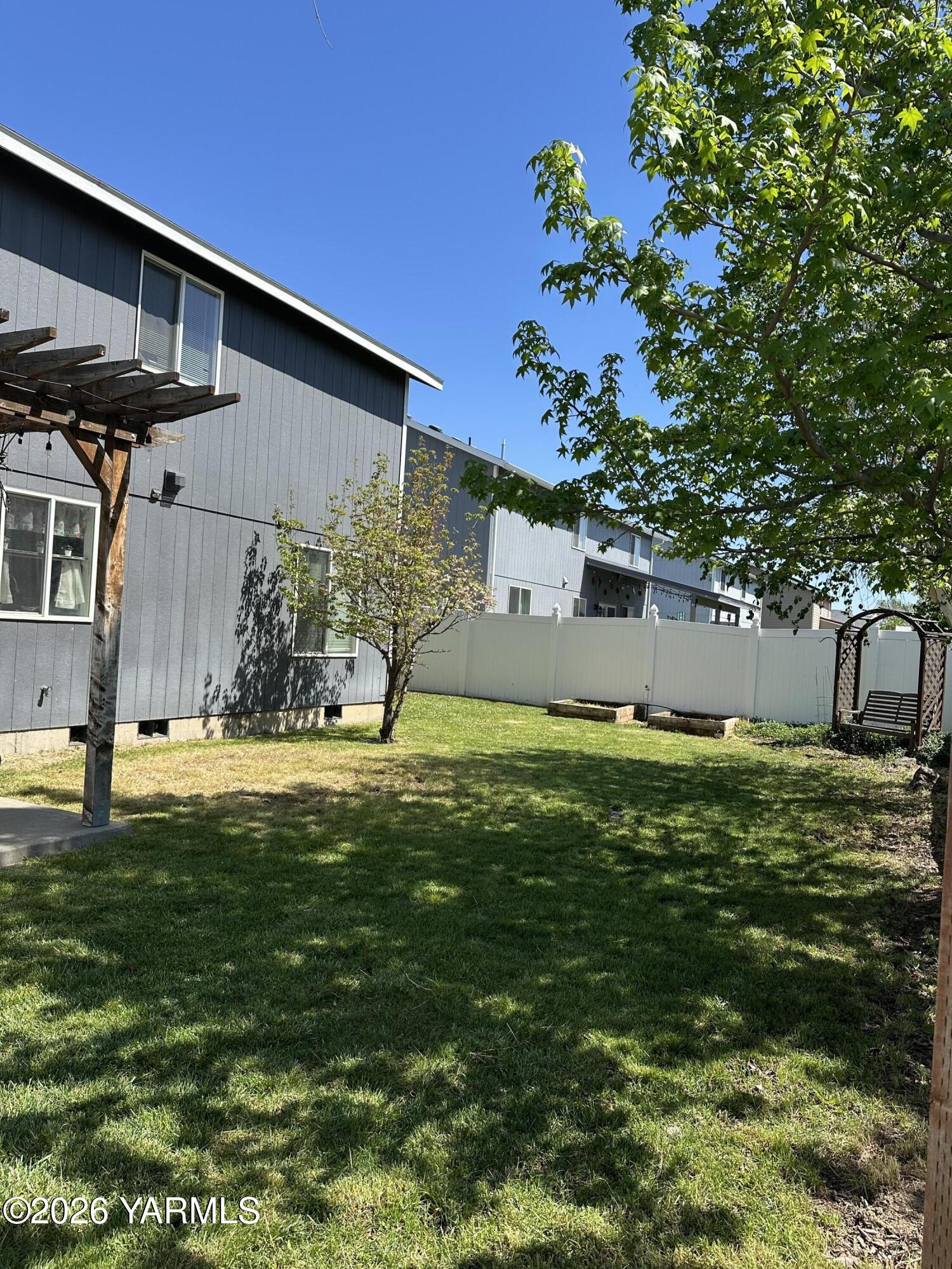 514 Cascade Avenue Moxee, WA 98936 - Photo 20 of 25 a view of a house with a yard
