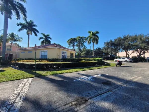 $2,400 | 303 Seminole Palms Drive, Greenacres, FL 33463