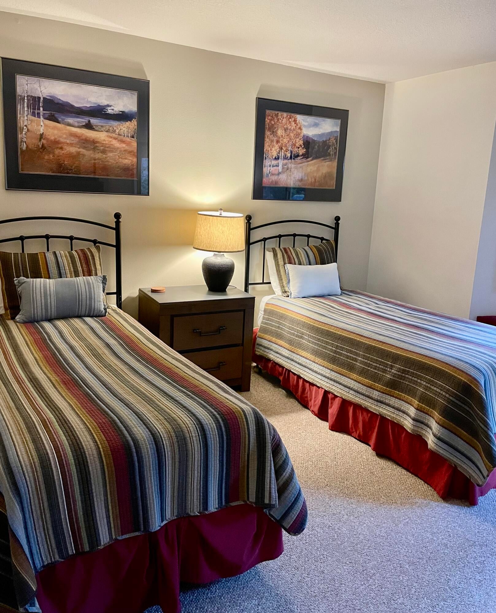 57376 Beaver Ridge Loop, Unit 33C1 Sunriver, OR 97707 - Photo 17 of 35 15-GuestBed-R33