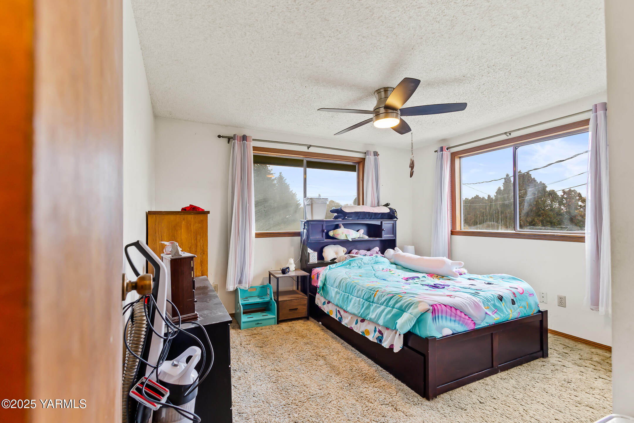 171 West Taylor Road Selah, WA 98942 - Photo 27 of 37 a bedroom with bed and glass windows
