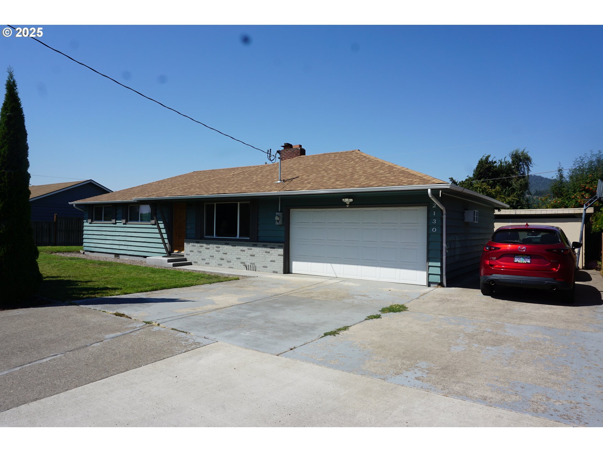 2130 Yolanda Avenue Springfield, OR 97477 - Photo 2 of 30 a front view of a house with a yard and garage