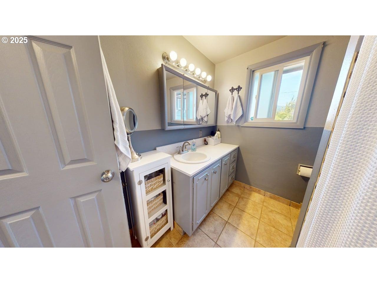 2130 Yolanda Avenue Springfield, OR 97477 - Photo 24 of 30 a bathroom with a sink toilet and a mirror