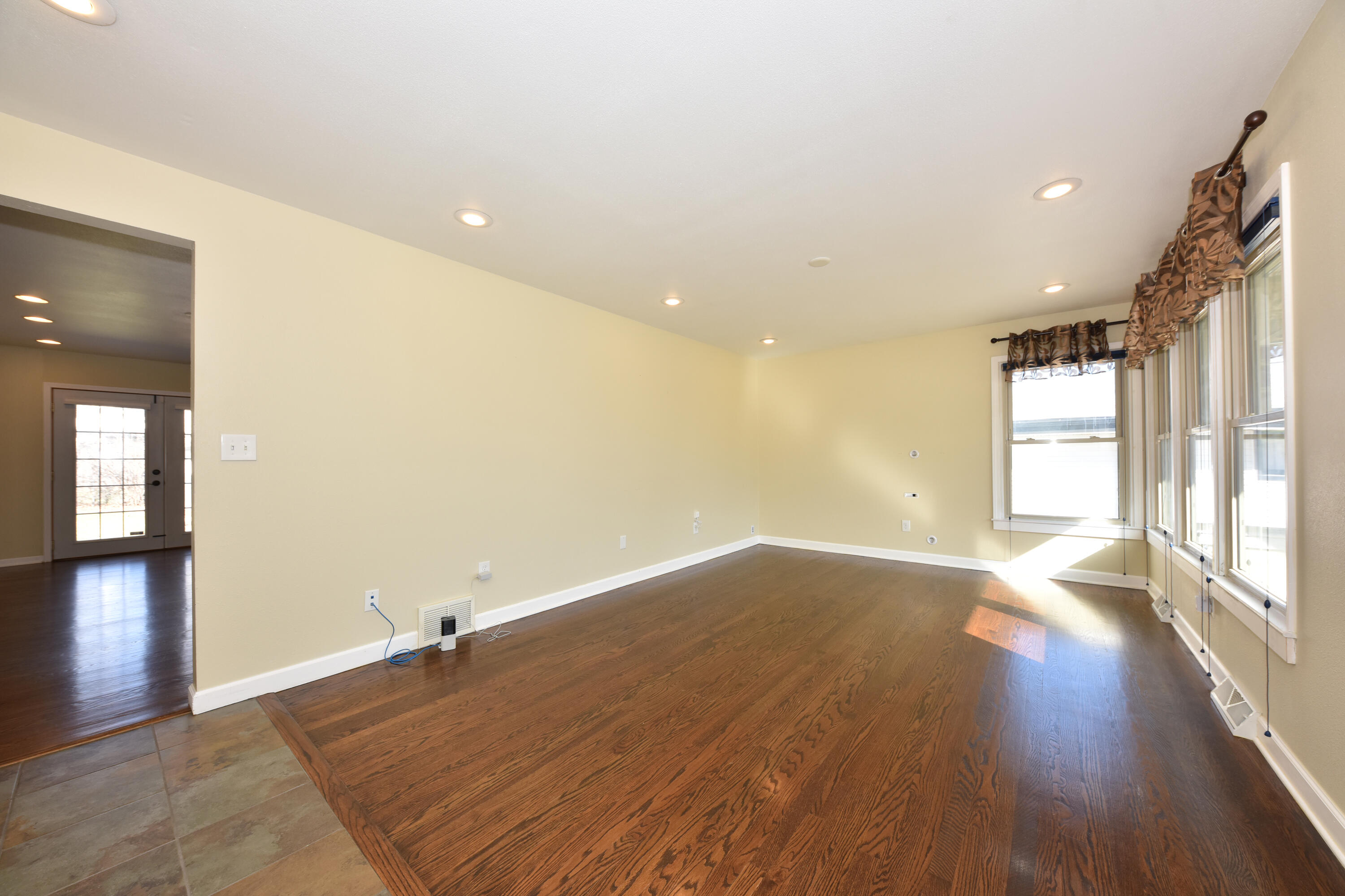 5669 South 24th Street Milwaukee, WI 53221 - Photo 3 of 33 Living Room