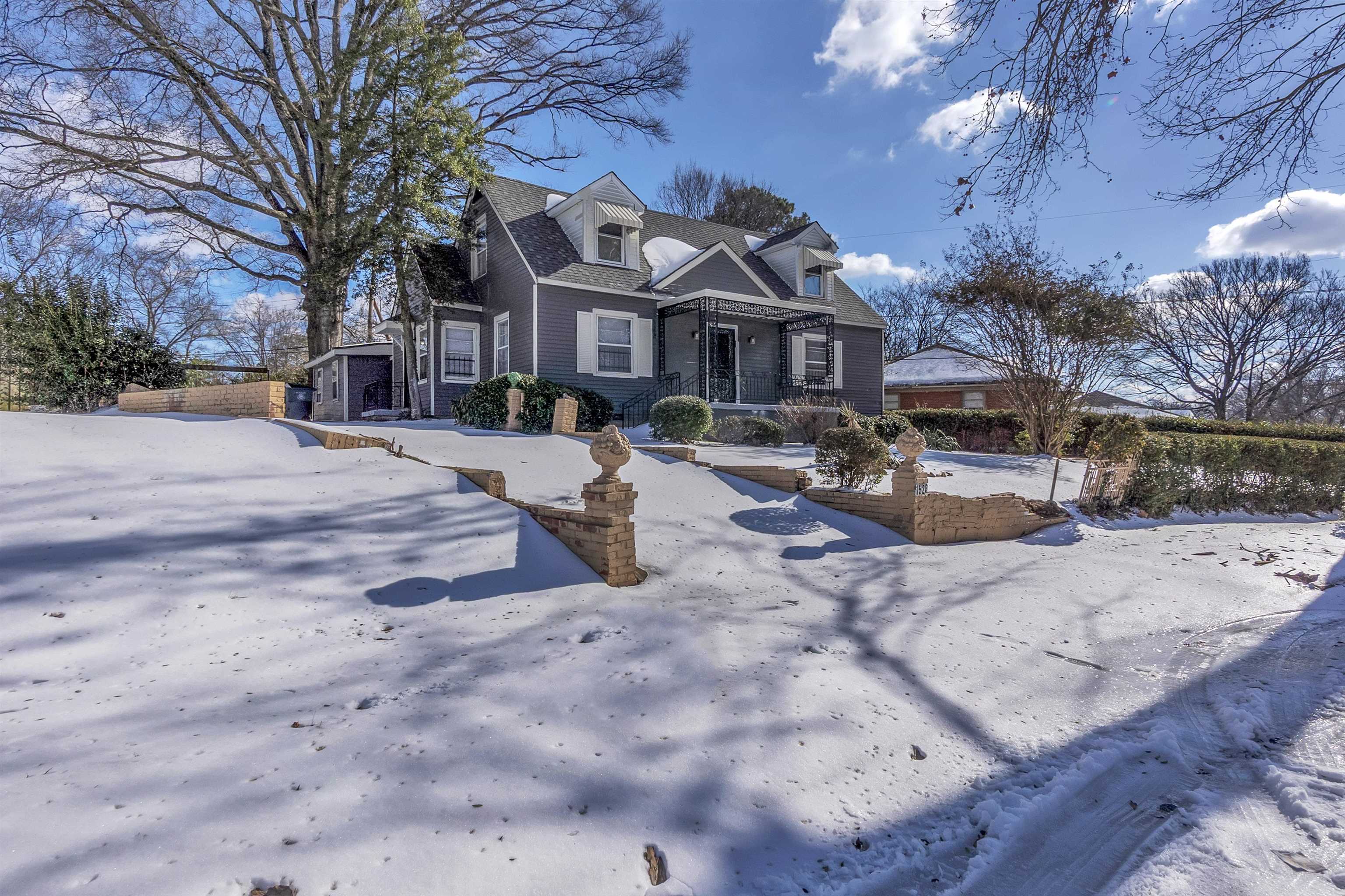 1526 Railton Road Memphis, TN 38111 - Photo 3 of 22 Cape cod home featuring a porch
