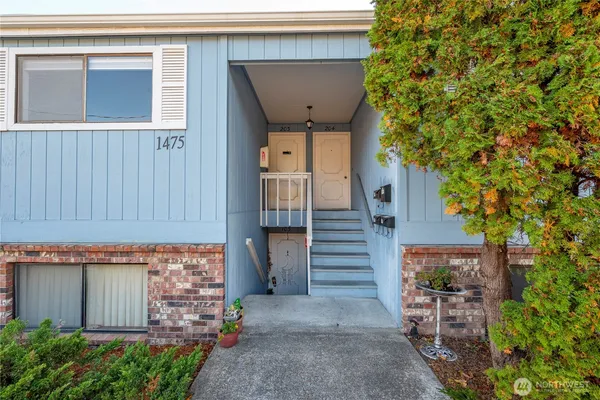 a view of a entryway of the house