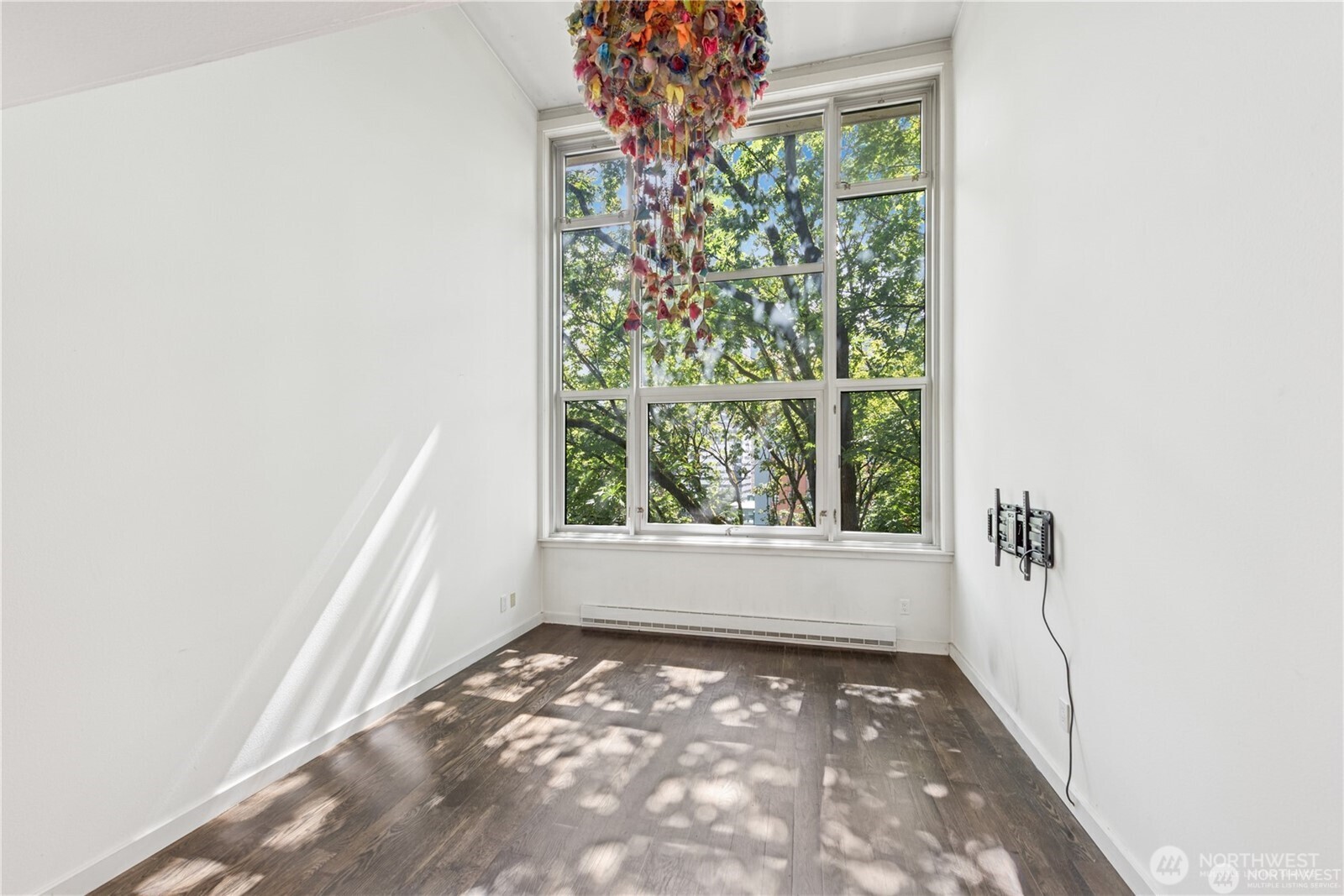 a view of empty room with window