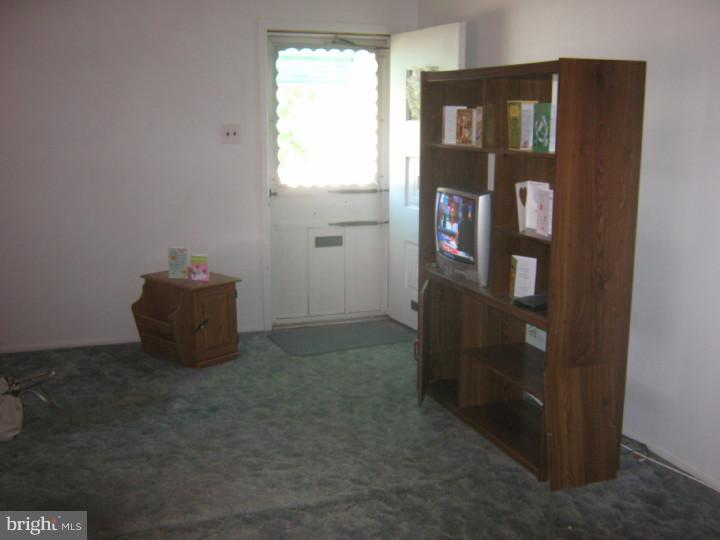 401 Densmore Road Philadelphia, PA 19116 - Photo 3 of 14 Living Room