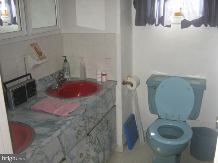 401 Densmore Road Philadelphia, PA 19116 - Photo 7 of 14 Bathroom