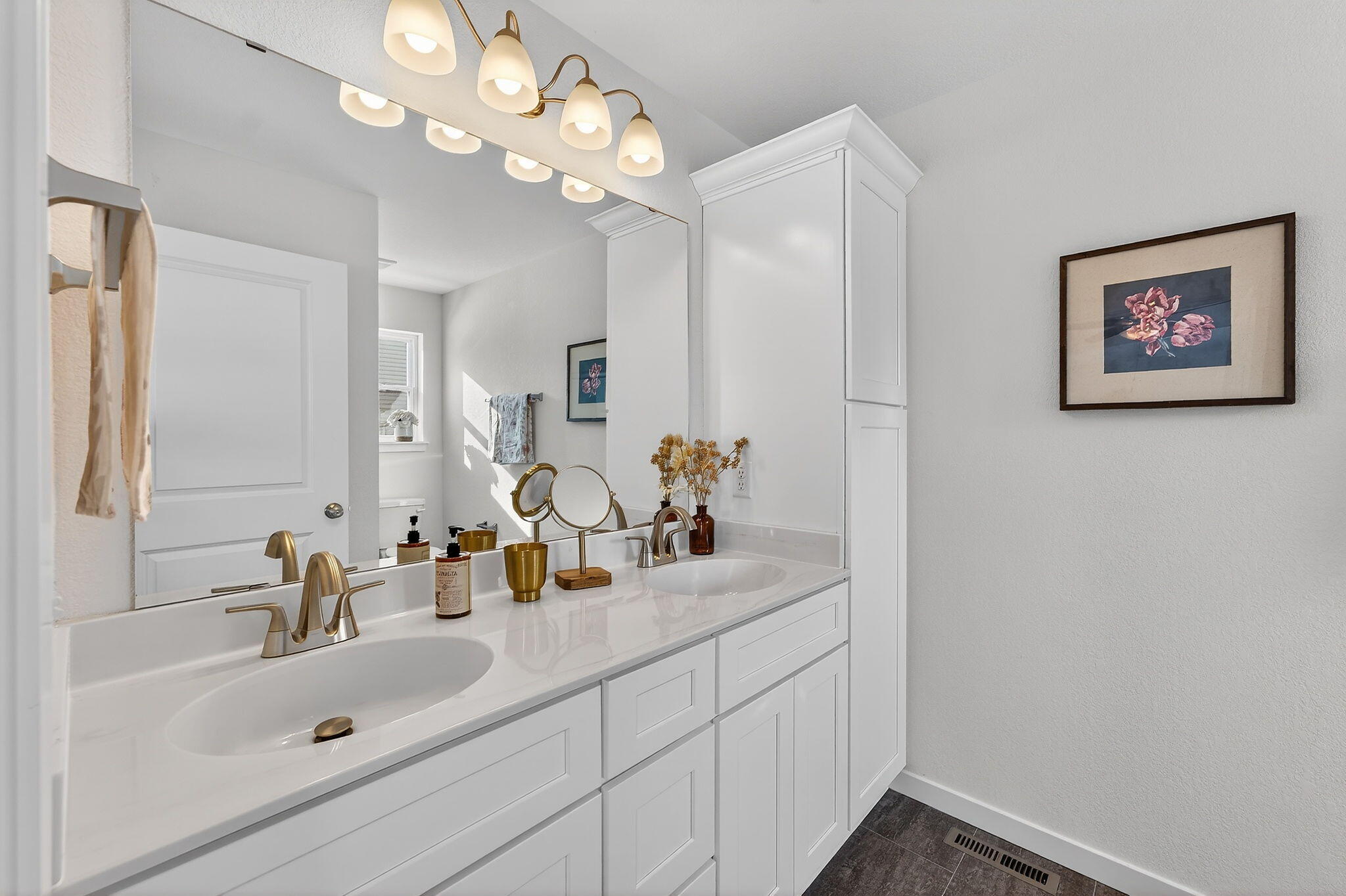 680 Stonefield Lane Whitewater, WI 53190 - Photo 14 of 28 Primary en suite bathroom