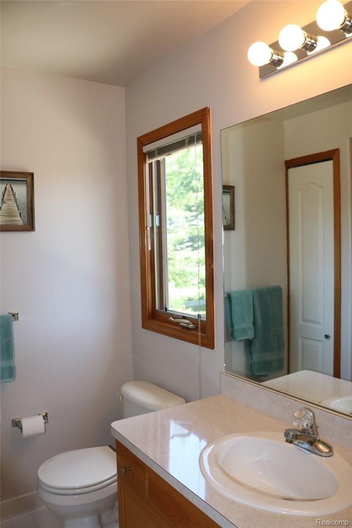 1983 Blue Grass Court Rochester, MI 48306 - Photo 28 of 46 THE BATHROOM IN THE 2ND BEDROOM