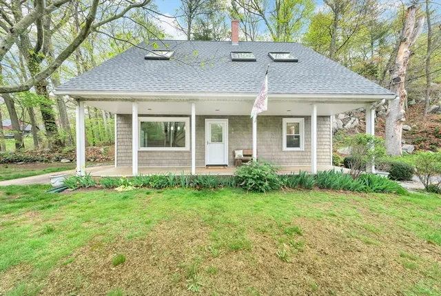 a view of a house with yard and plants