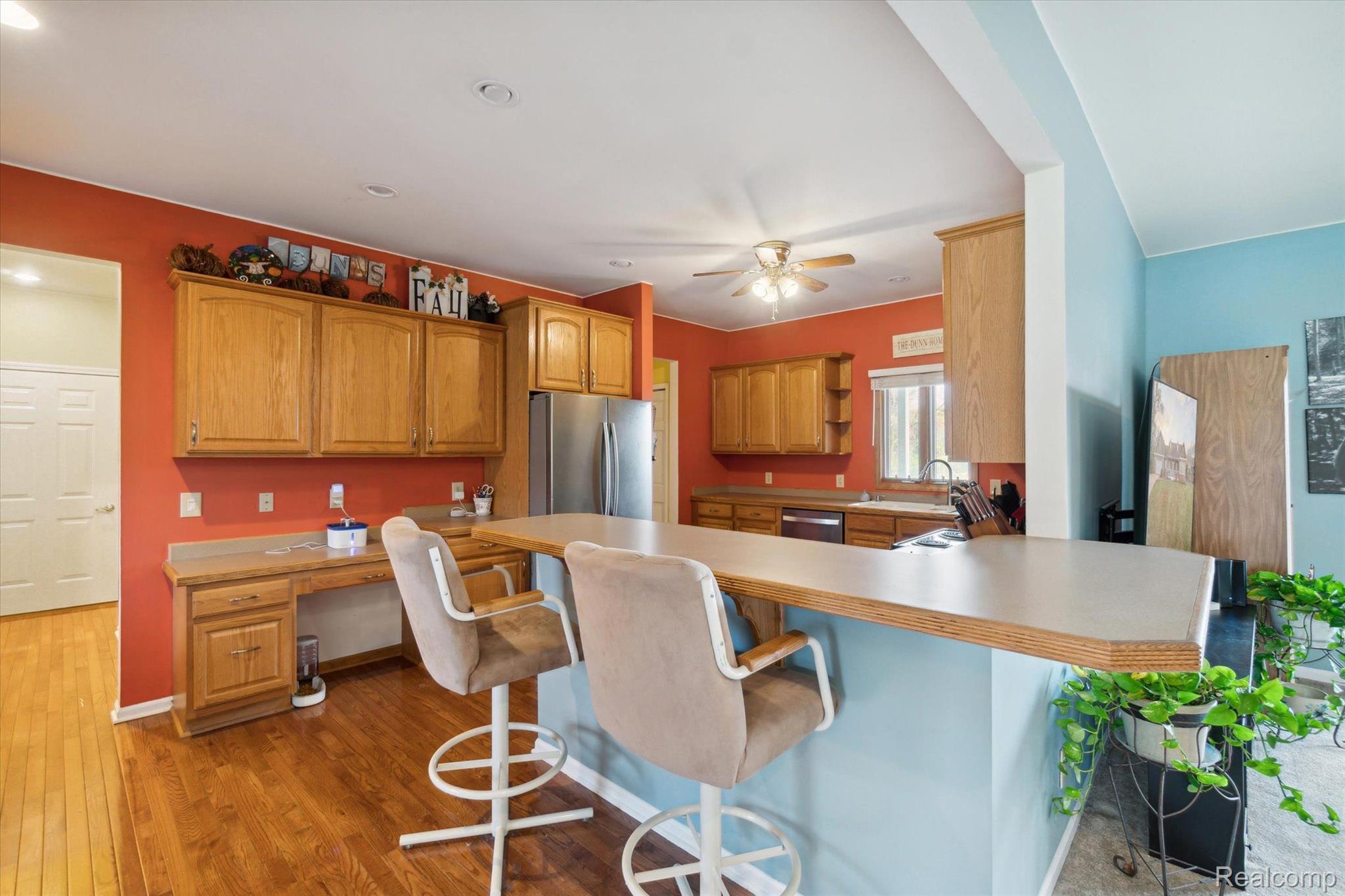 9216 Newburgh Road Livonia, MI 48150 - Photo 9 of 43 Kitchen with eating area!