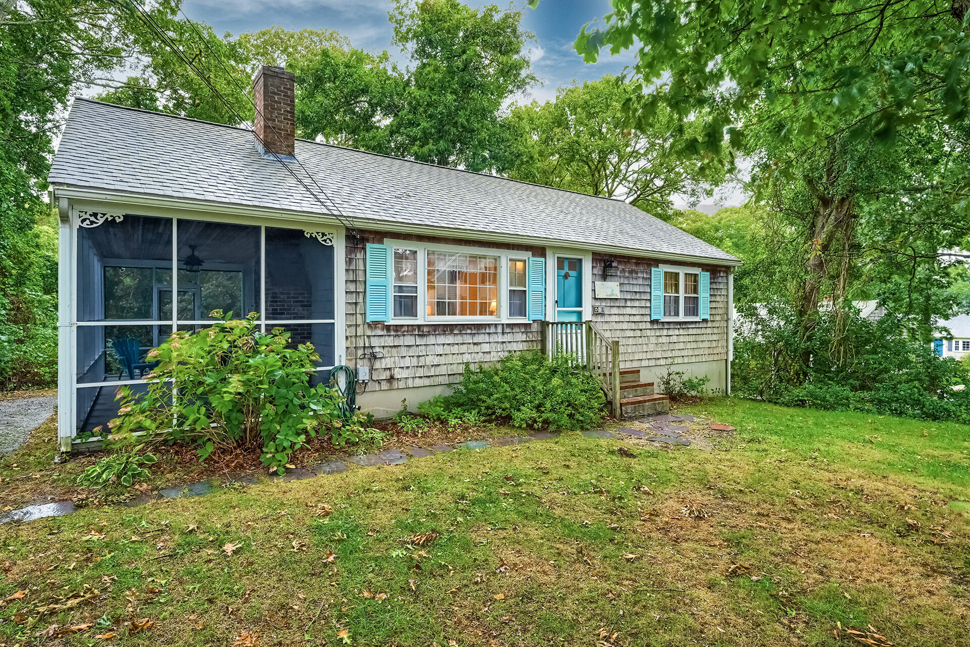 a view of a house with yard and plants