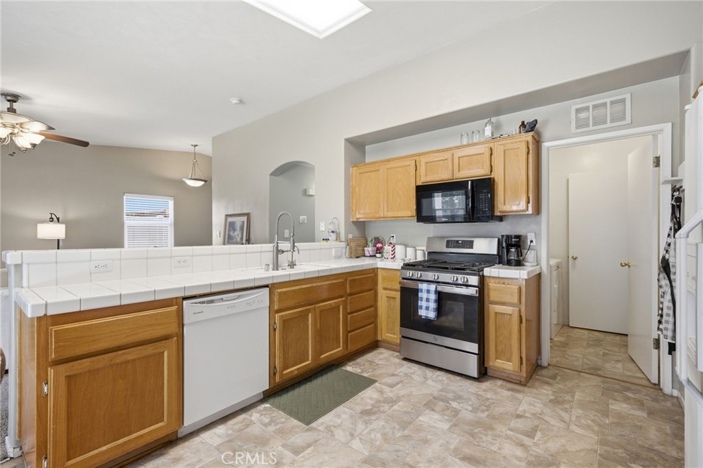 5716 March Meadows Way Bakersfield, CA 93313 - Photo 16 of 47