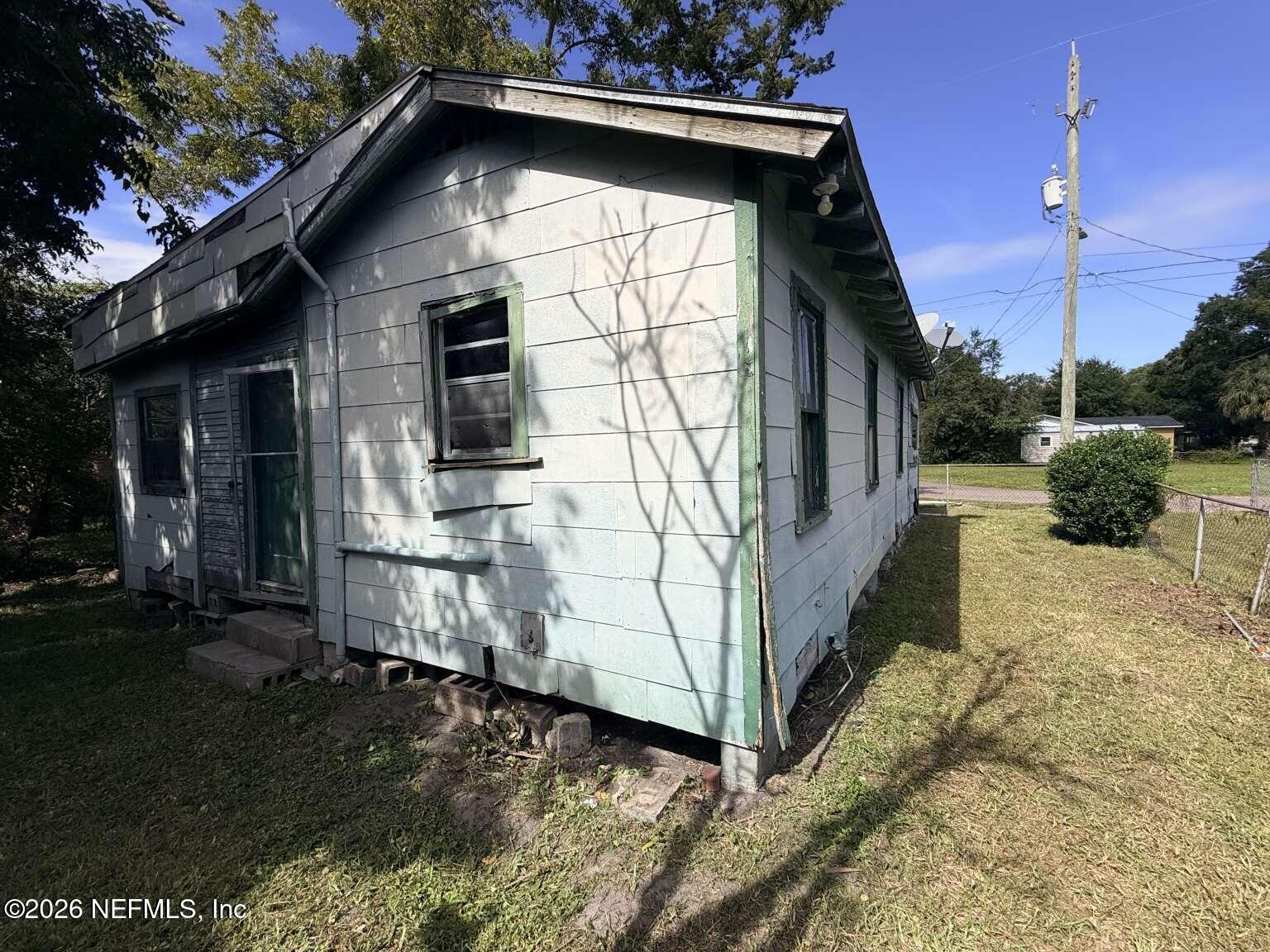 1828 West 3rd Street Jacksonville, FL 32209 - Photo 3 of 14 a front view of a house with a yard