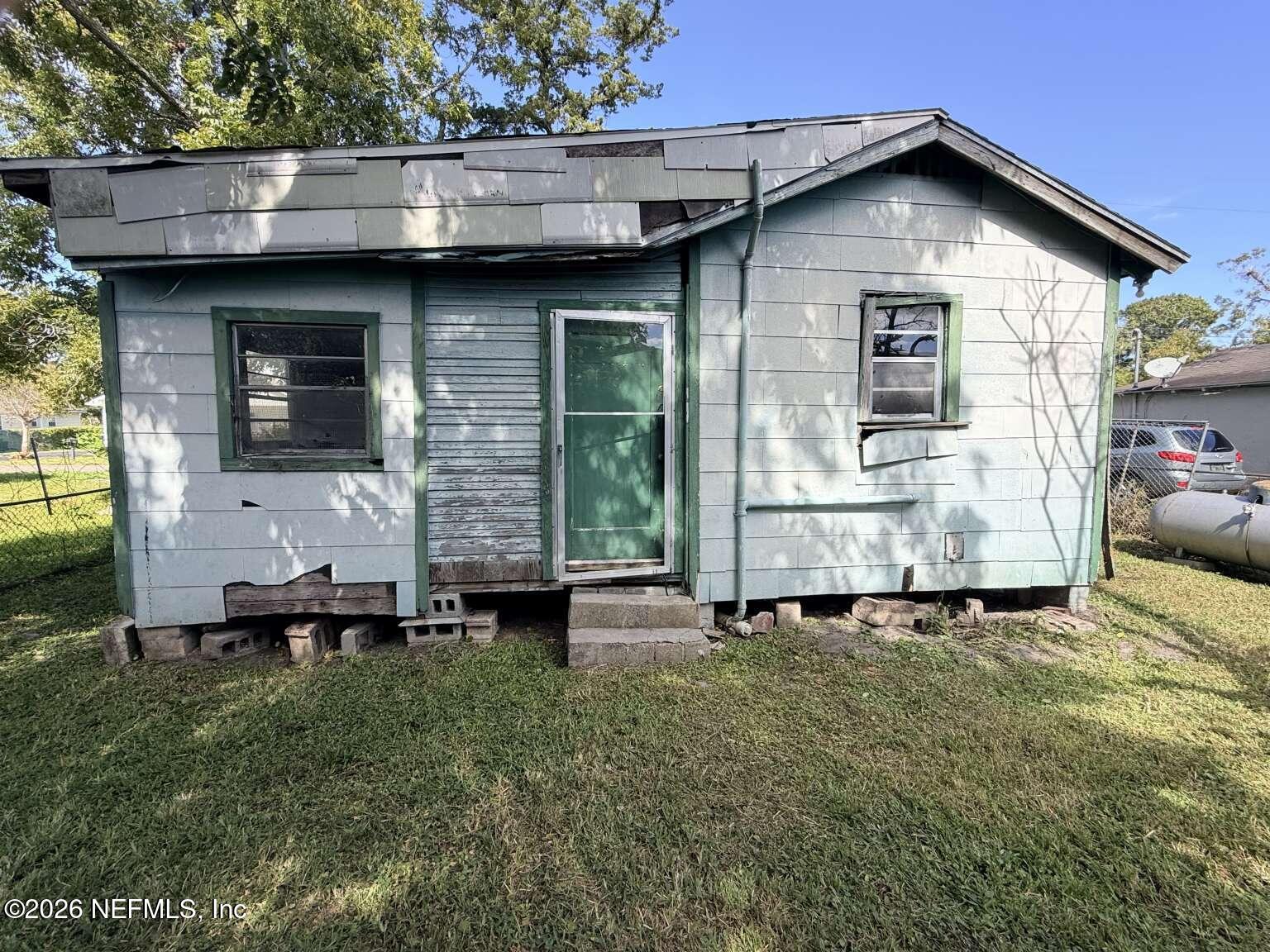 1828 West 3rd Street Jacksonville, FL 32209 - Photo 4 of 14 a front view of a house with a yard
