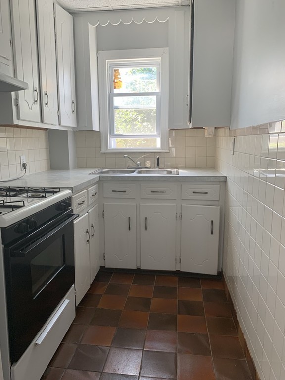 507 Third Street Fall River, MA 02721 - Photo 10 of 28