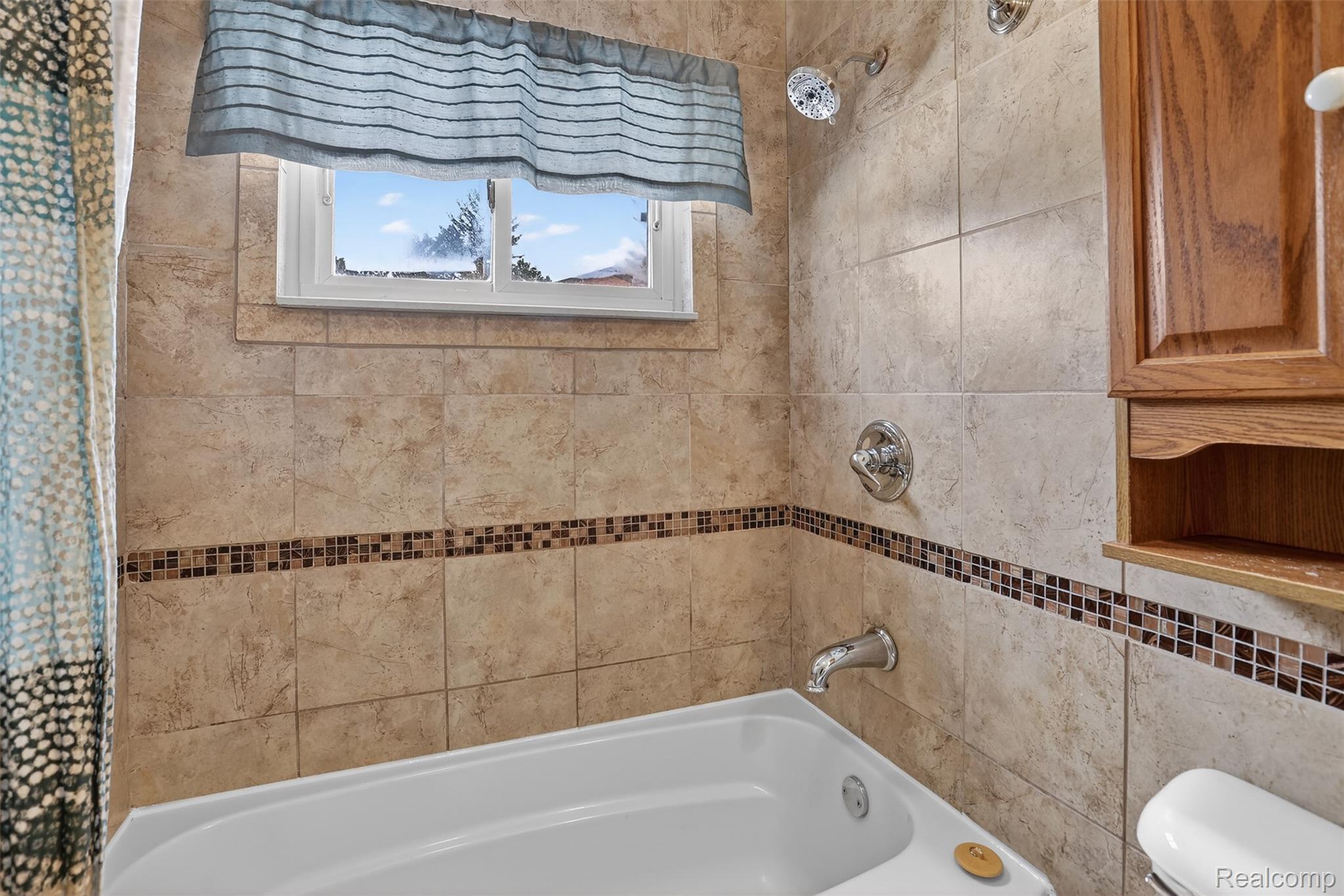 3241 Curtis Road Birch Run, MI 48415 - Photo 25 of 47 Bathroom featuring shower / tub combo and toilet