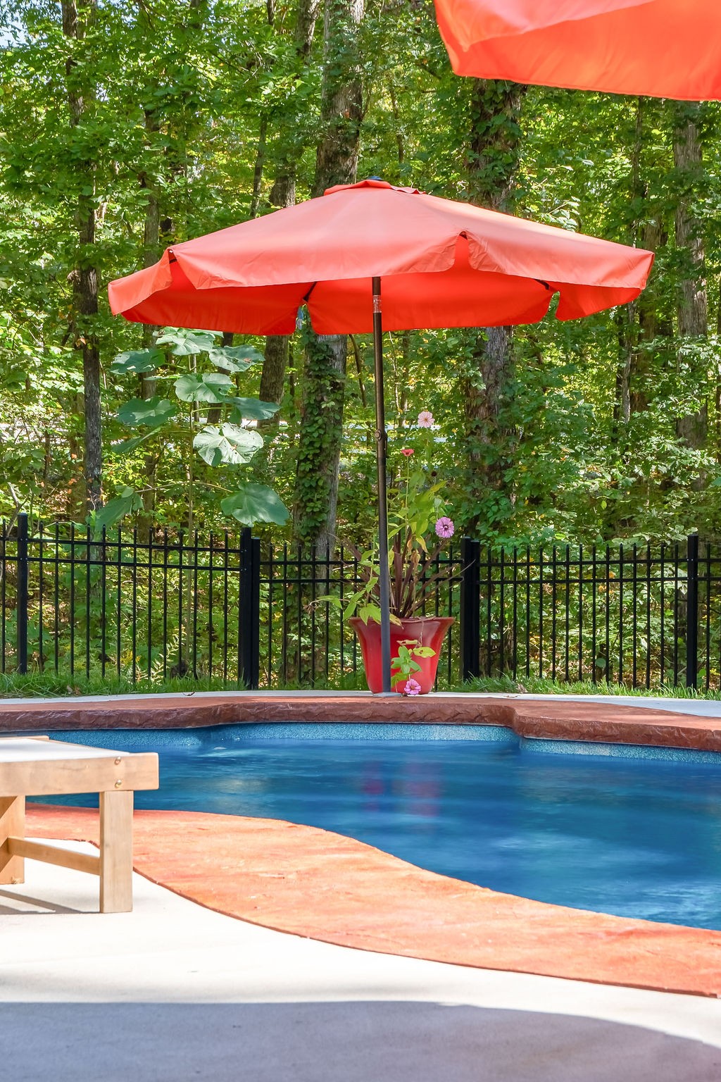 5751 Pinewood Road Franklin, TN 37064 - Photo 44 of 50 a view of a tennis court with an umbrella