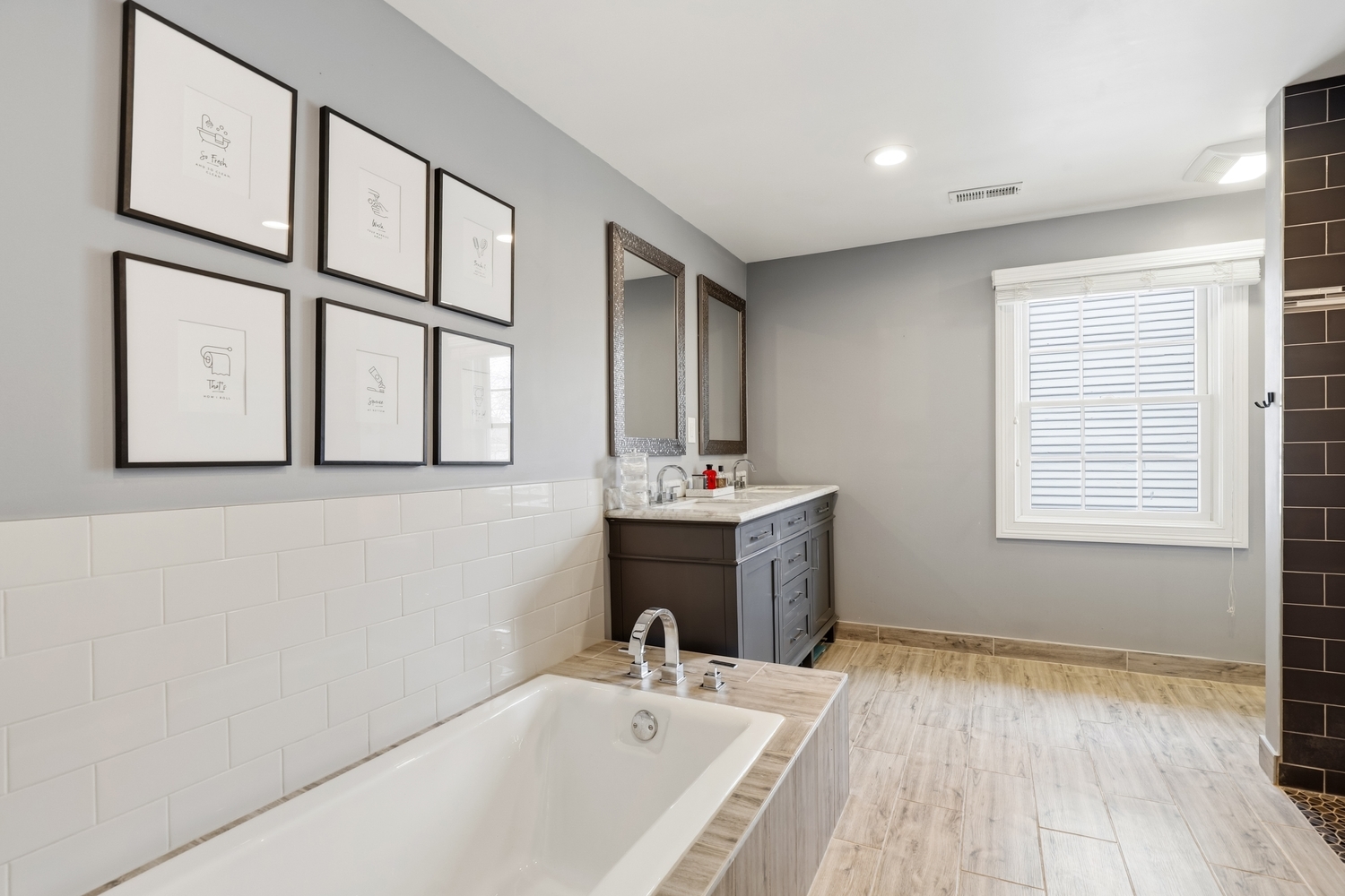 114 Hickory Street Frankfort, IL 60423 - Photo 28 of 46 a bathroom with a bathtub and a sink