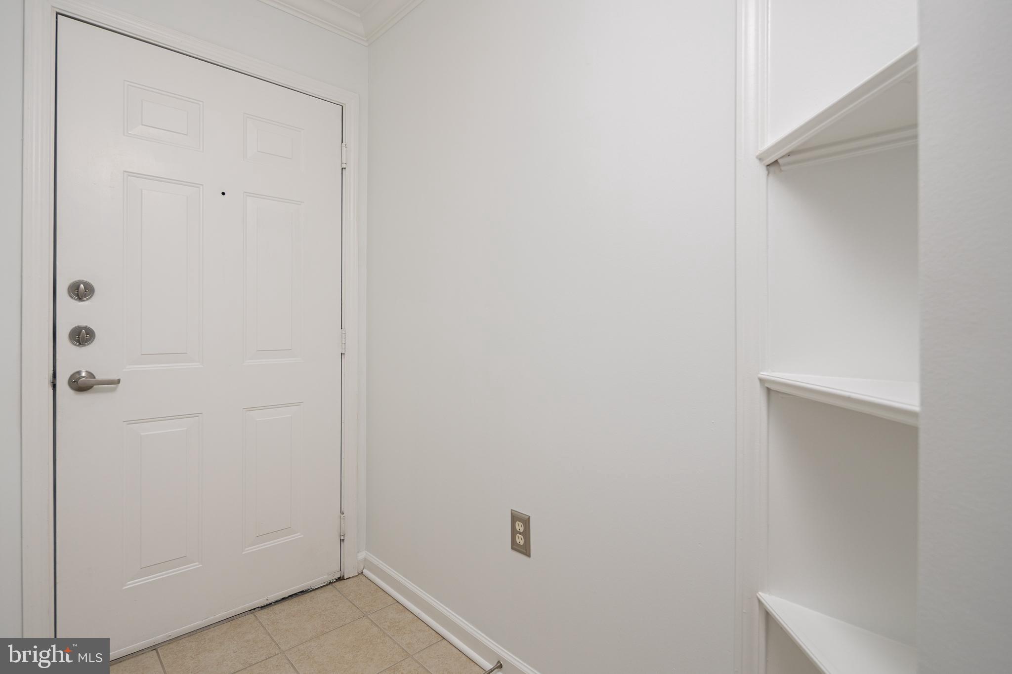 512 Sunset View Terrace Southeast, Unit 402 Leesburg, VA 20175 - Photo 5 of 30 a view of closet
