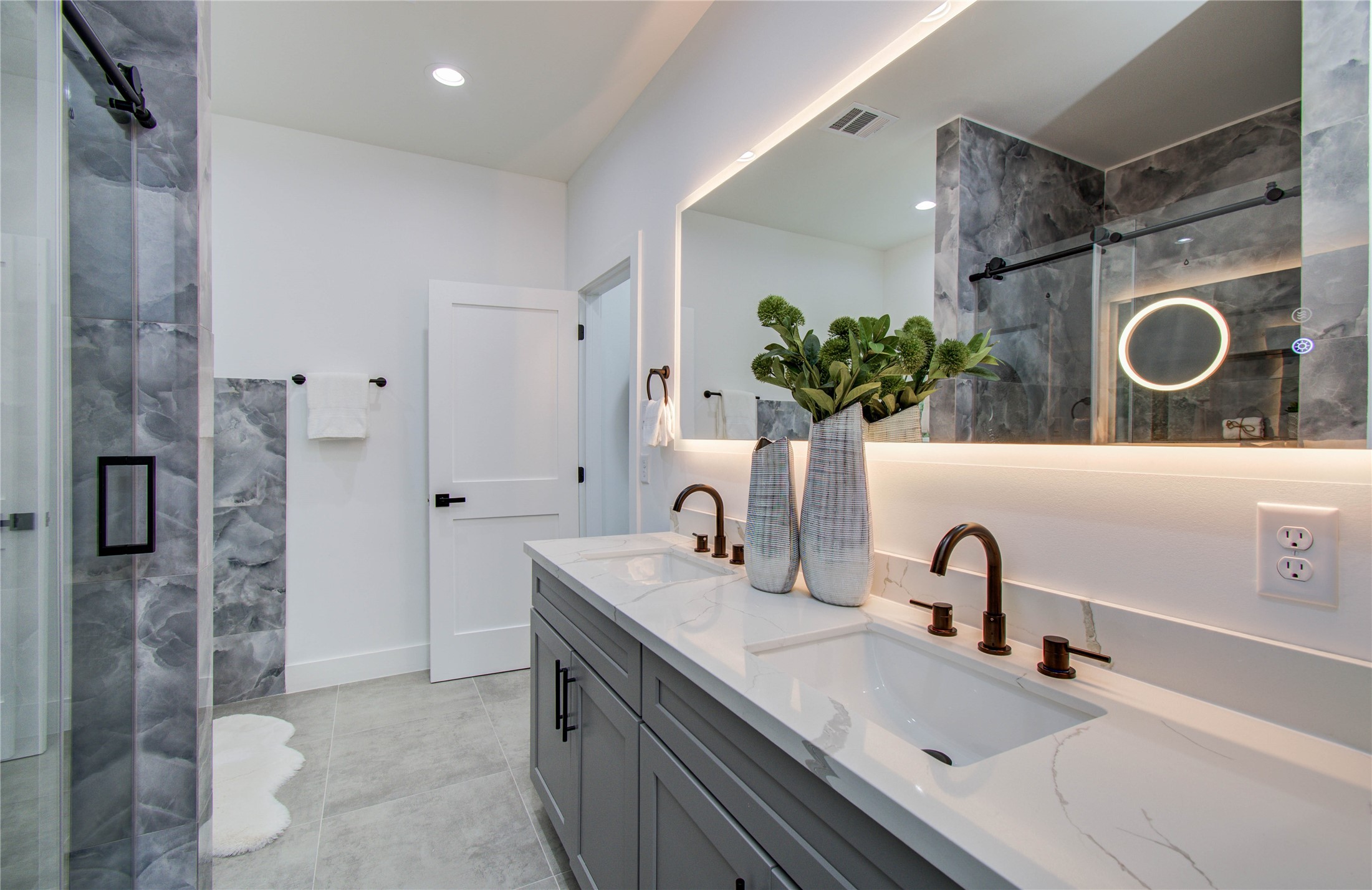 5024 Winnetka Street, Unit B Houston, TX 77021 - Photo 16 of 20 Primary bathroom with double vanity quartz countertops