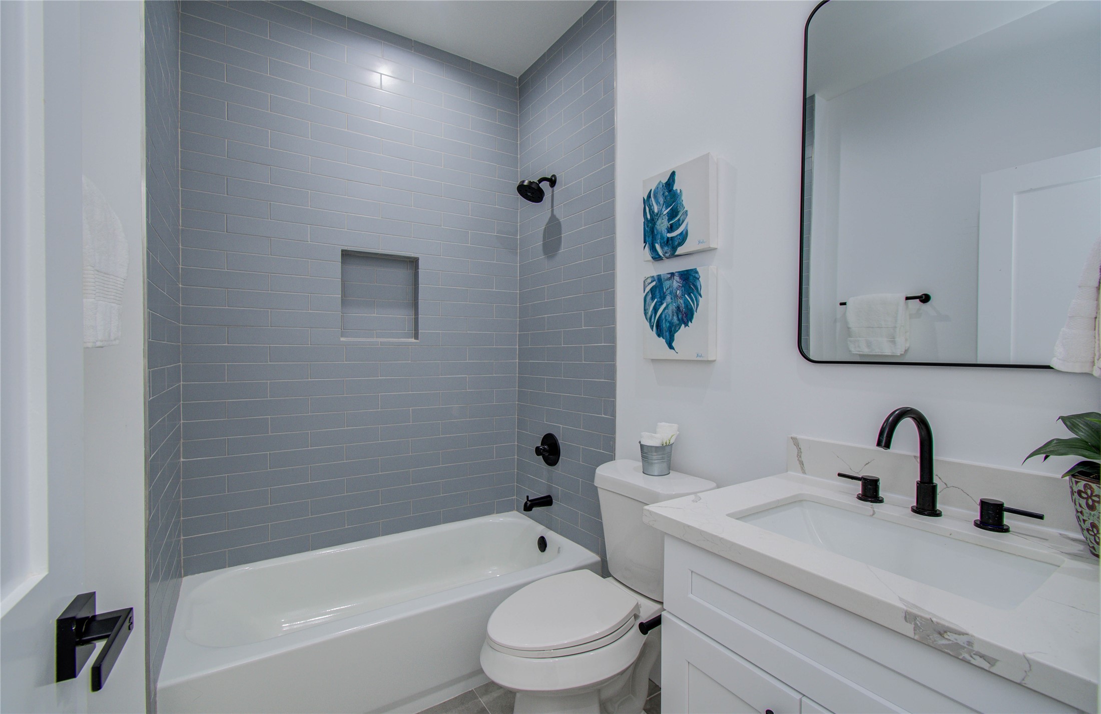 5024 Winnetka Street, Unit B Houston, TX 77021 - Photo 4 of 20 First floor ensuite bathroom