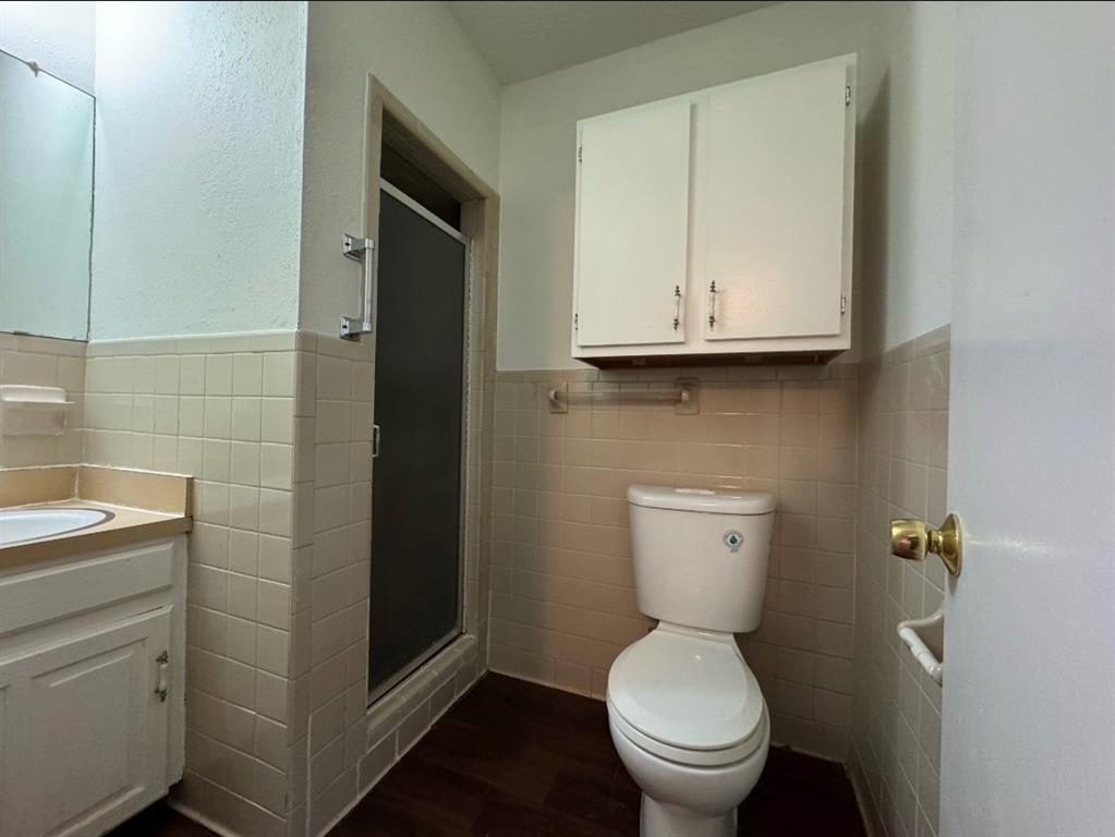 514 Woodrow Avenue Fort Worth, TX 76105 - Photo 9 of 13 a bathroom with a toilet