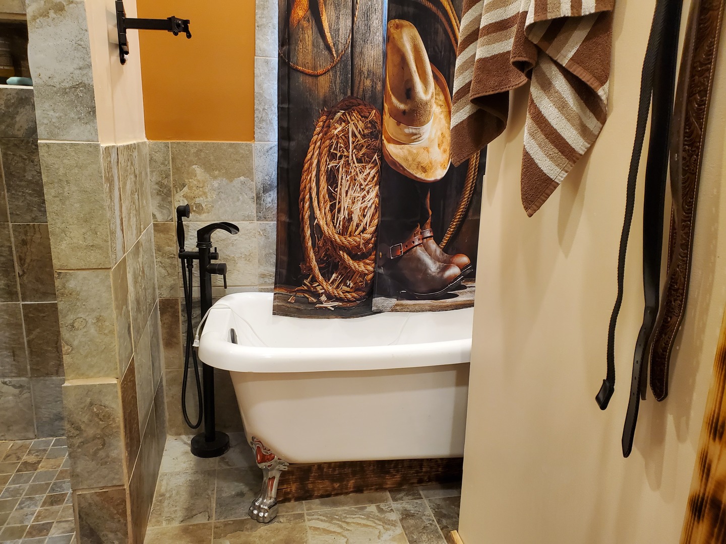 507 North Secor Street Gilman, IL 60938 - Photo 15 of 28 a bathroom with a sink and mirror