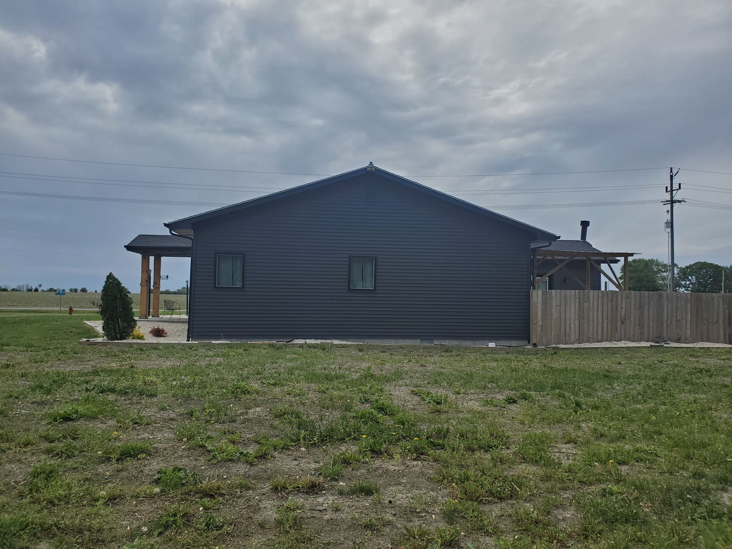 507 North Secor Street Gilman, IL 60938 - Photo 3 of 28 a backyard of a house