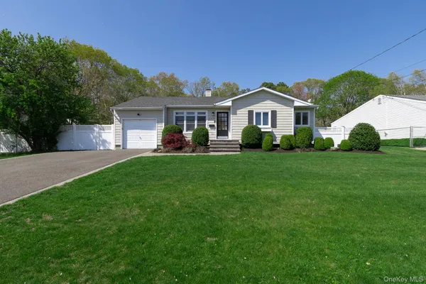$769,000 | 149 Barton Lane, Bayport, NY 11705