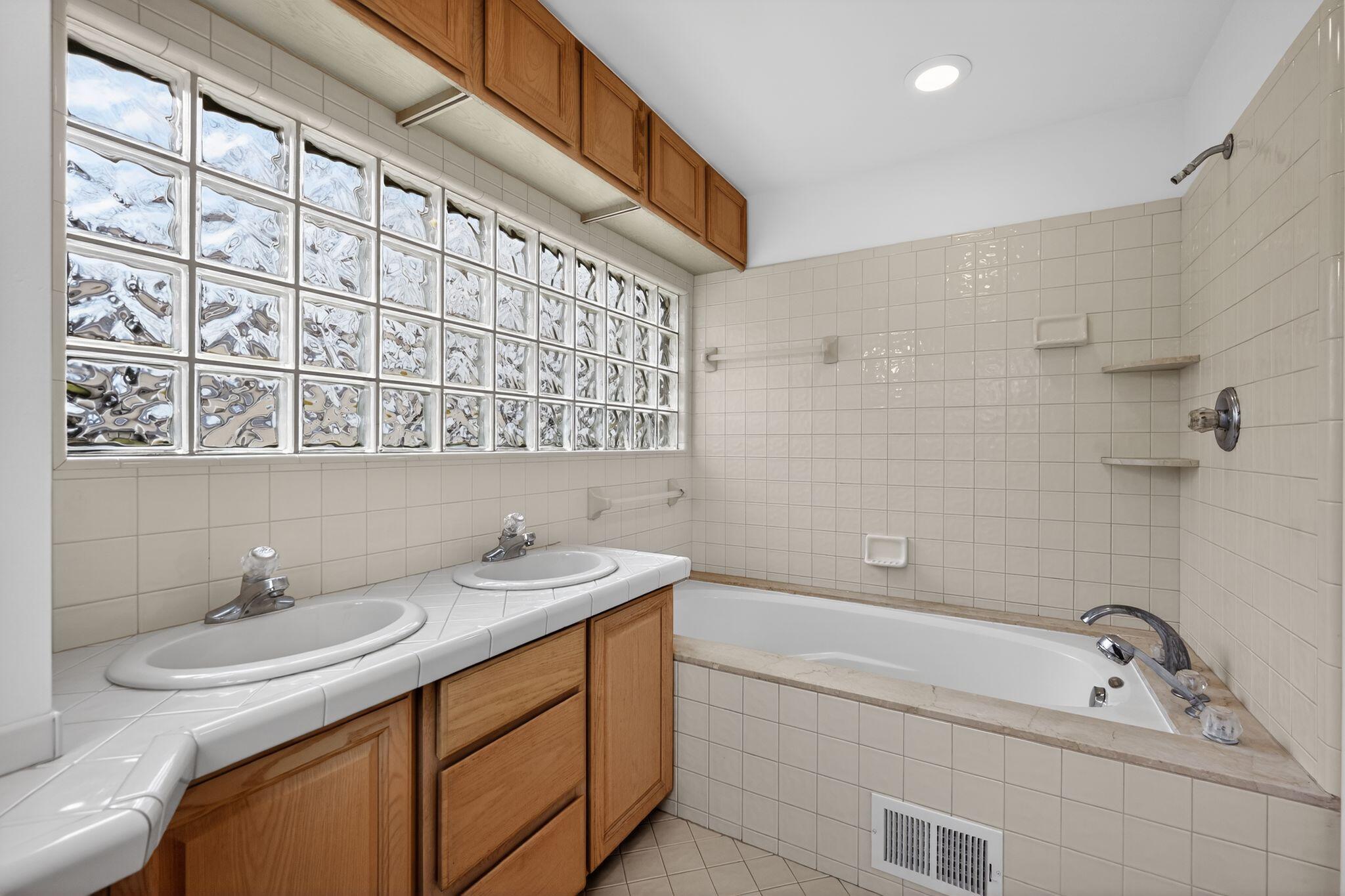 4125 Rural Street Waterford, MI 48329 - Photo 24 of 54 upstairs bath -34