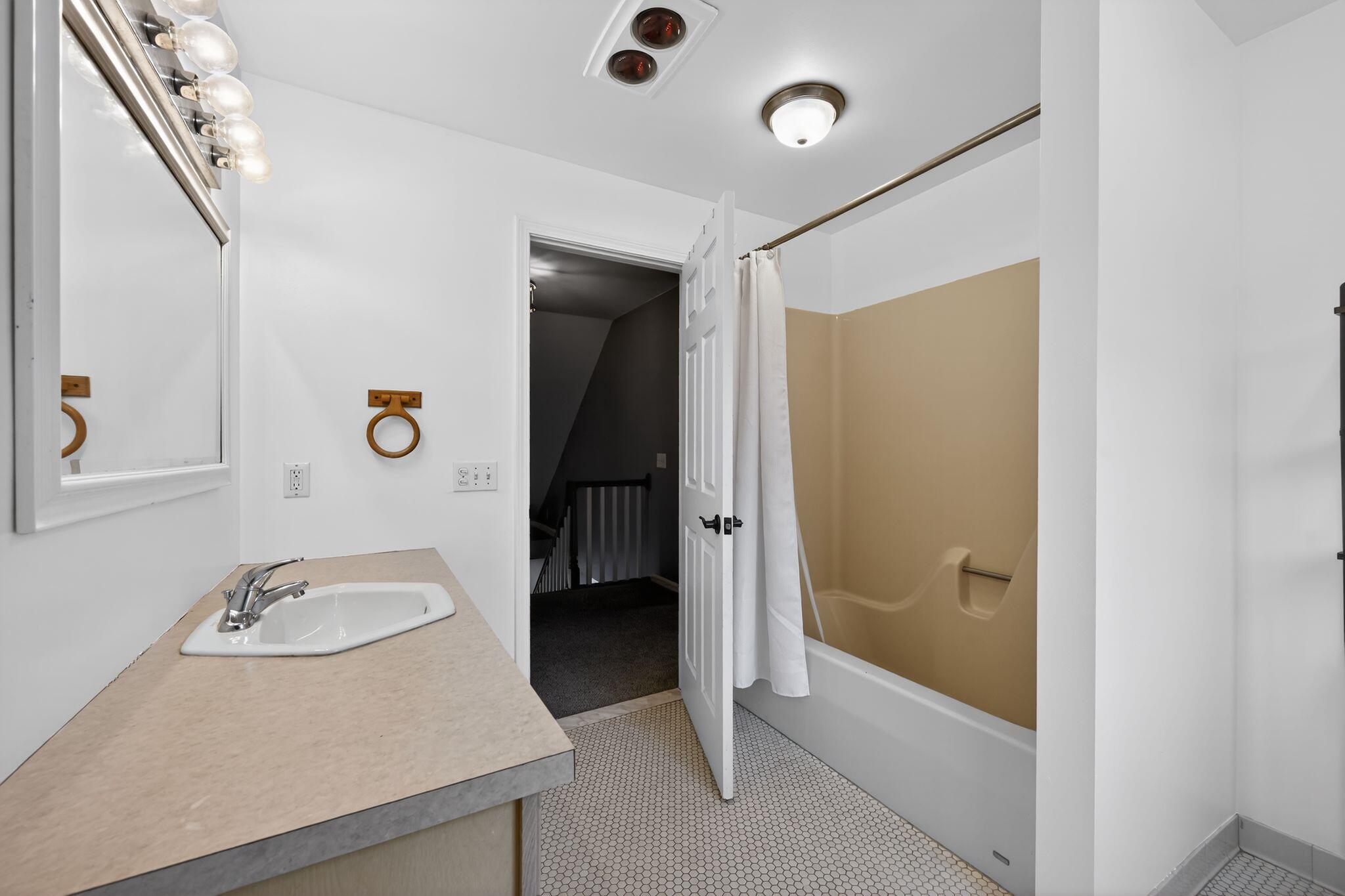 4125 Rural Street Waterford, MI 48329 - Photo 28 of 54 upstairs bath-35