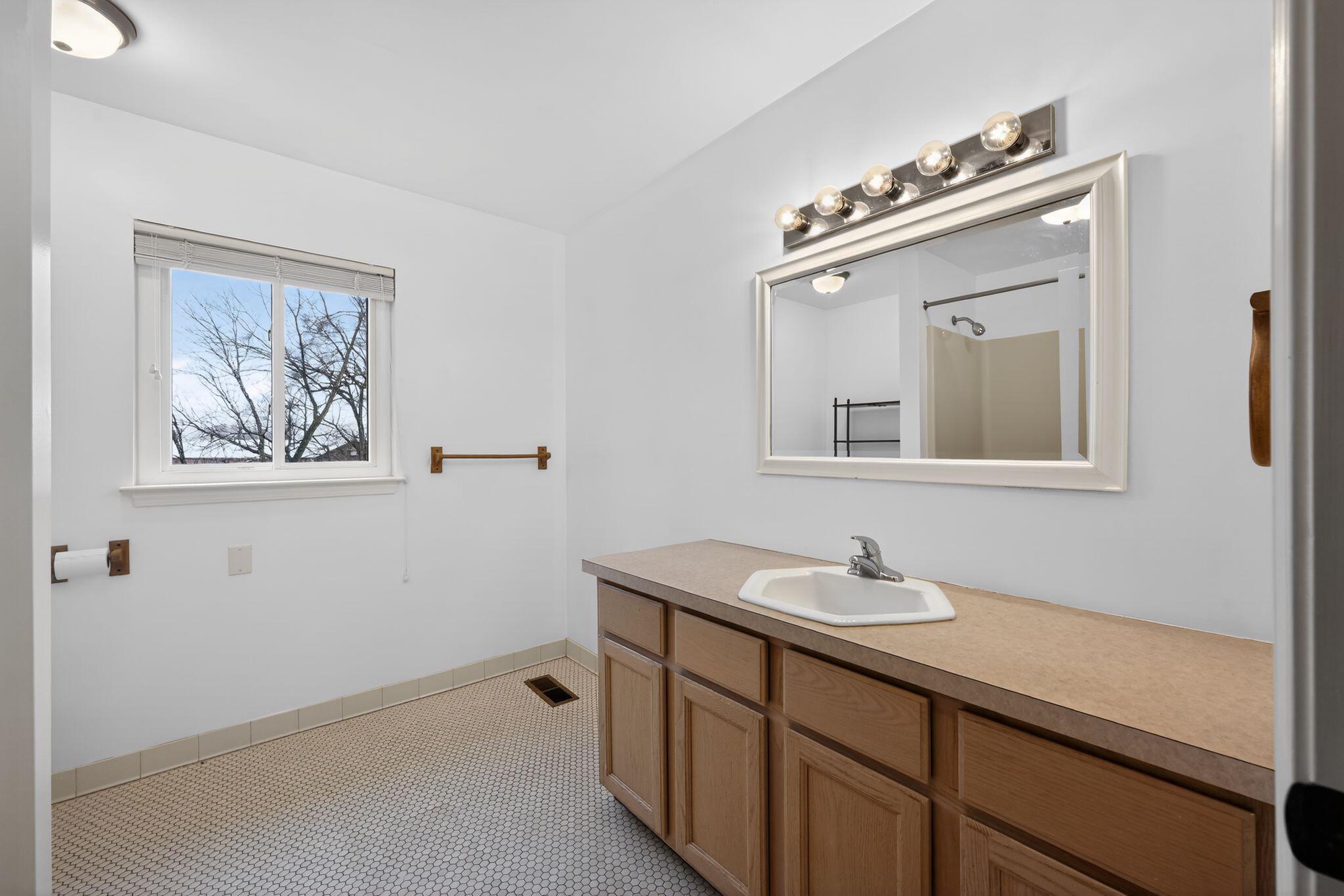 4125 Rural Street Waterford, MI 48329 - Photo 29 of 54 upstairs nath-32