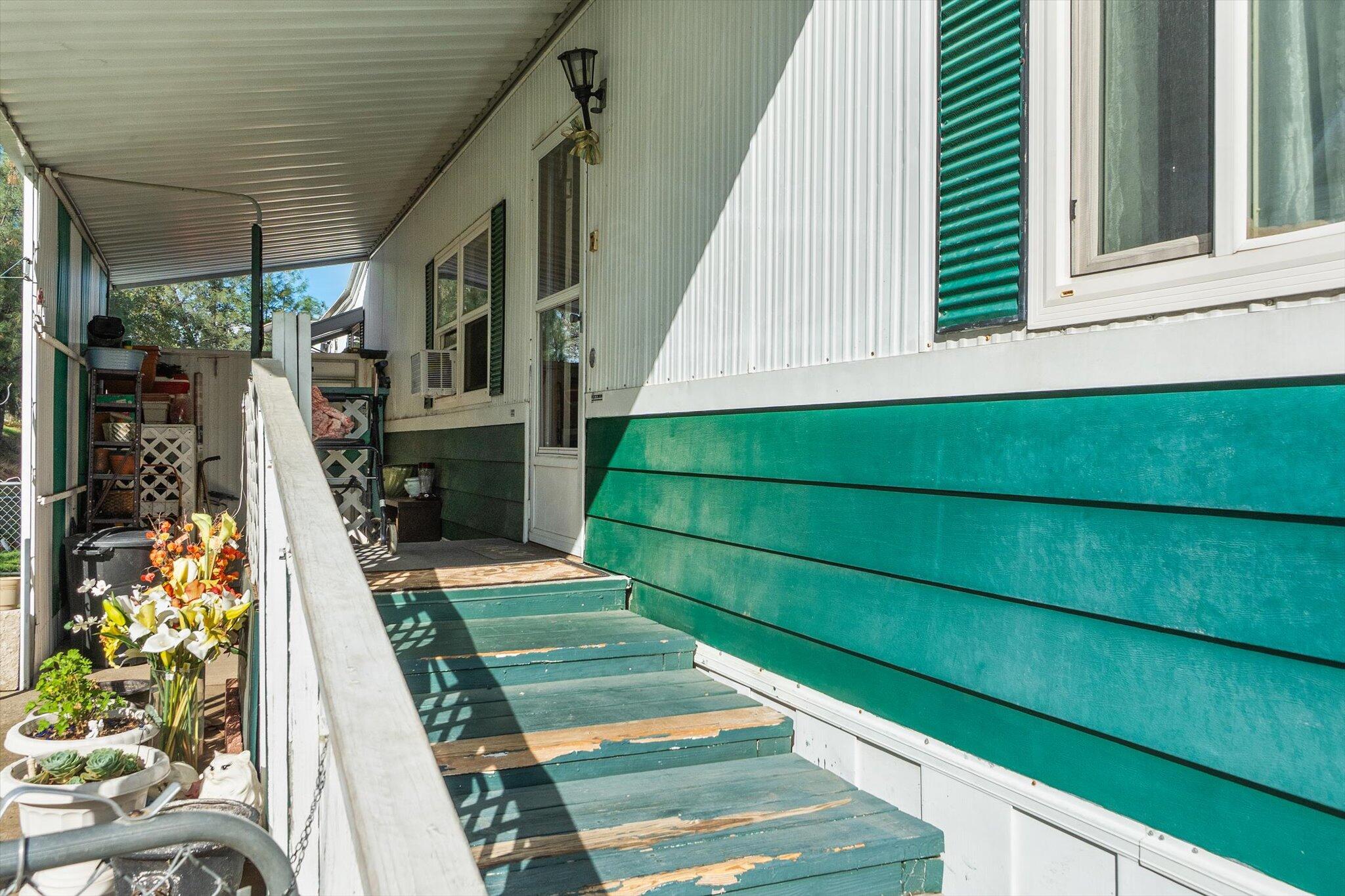 481 Twin View Boulevard, Unit 63 Redding, CA 96003 - Photo 4 of 19 Porch