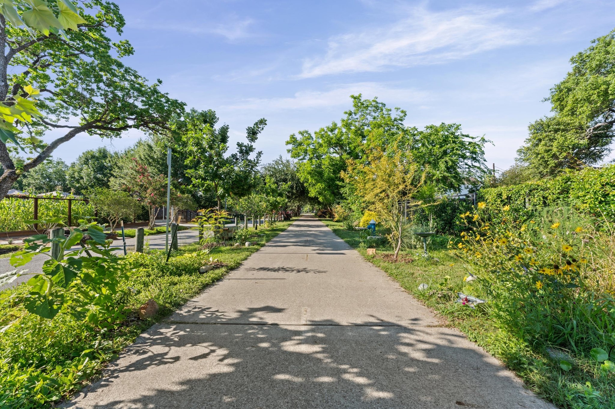 910 West 18th Street, Unit B Houston, TX 77008 - Photo 25 of 28 Located in one of the Heights’ most walkable pockets. Walk to beloved neighborhood spots like Cedar Creek, La Lucha, Enso Matcha, local breweries, the Heights Hike & Bike Trail, and more.