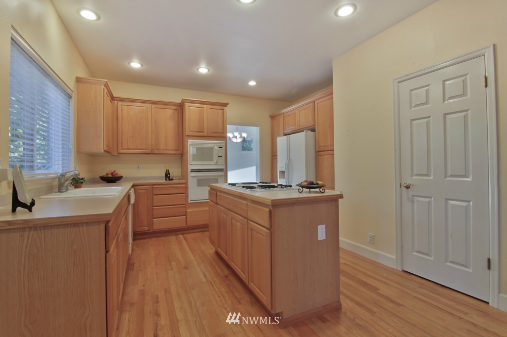 17602 Southeast 186th Way Renton, WA 98058 - Photo 4 of 16 Gallery Image 4