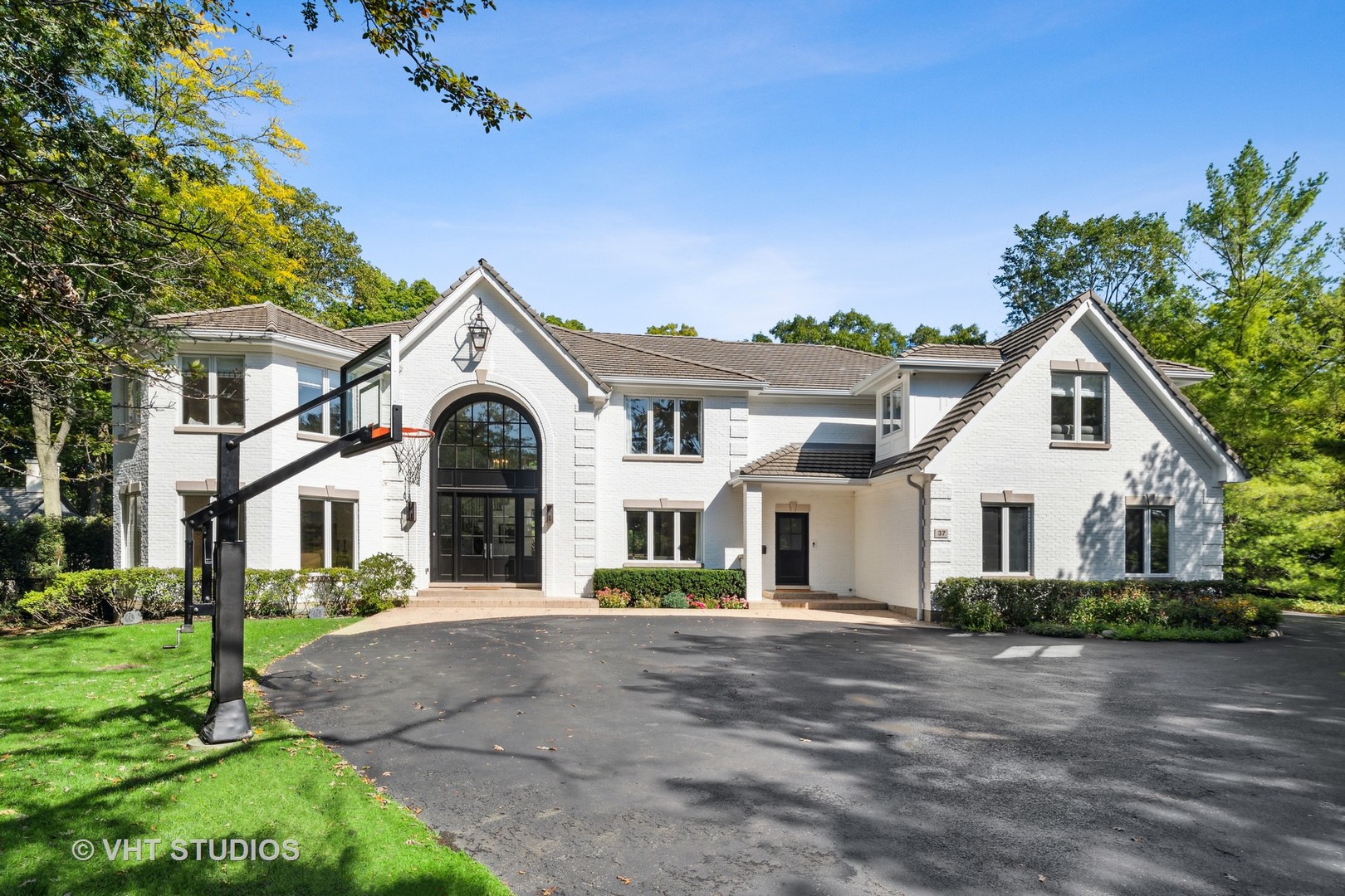 37 Sheridan Road Highland Park, IL 60035 - Photo 2 of 48 a front view of a house with a garden