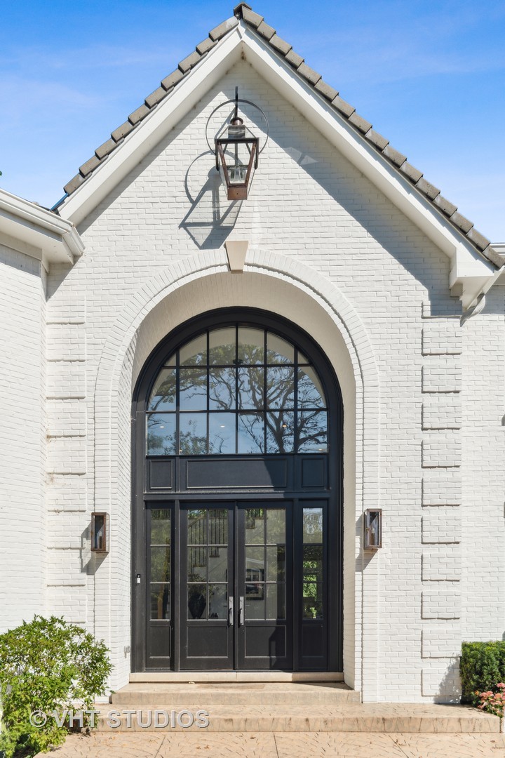 37 Sheridan Road Highland Park, IL 60035 - Photo 3 of 48 a view of a building entrance