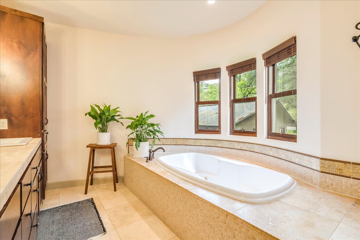 3012 South 4th Street, Unit B Austin, TX 78704 - Photo 16 of 40 Spa like jacuzzi tub
