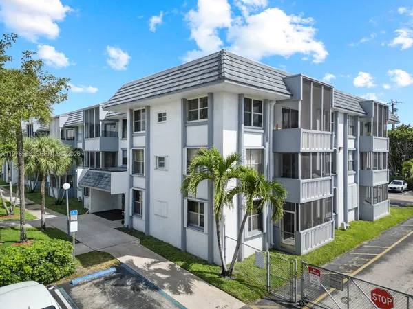 $250,000 | 6701 Northwest 169th Street, Unit B304, Hialeah, FL 33015
