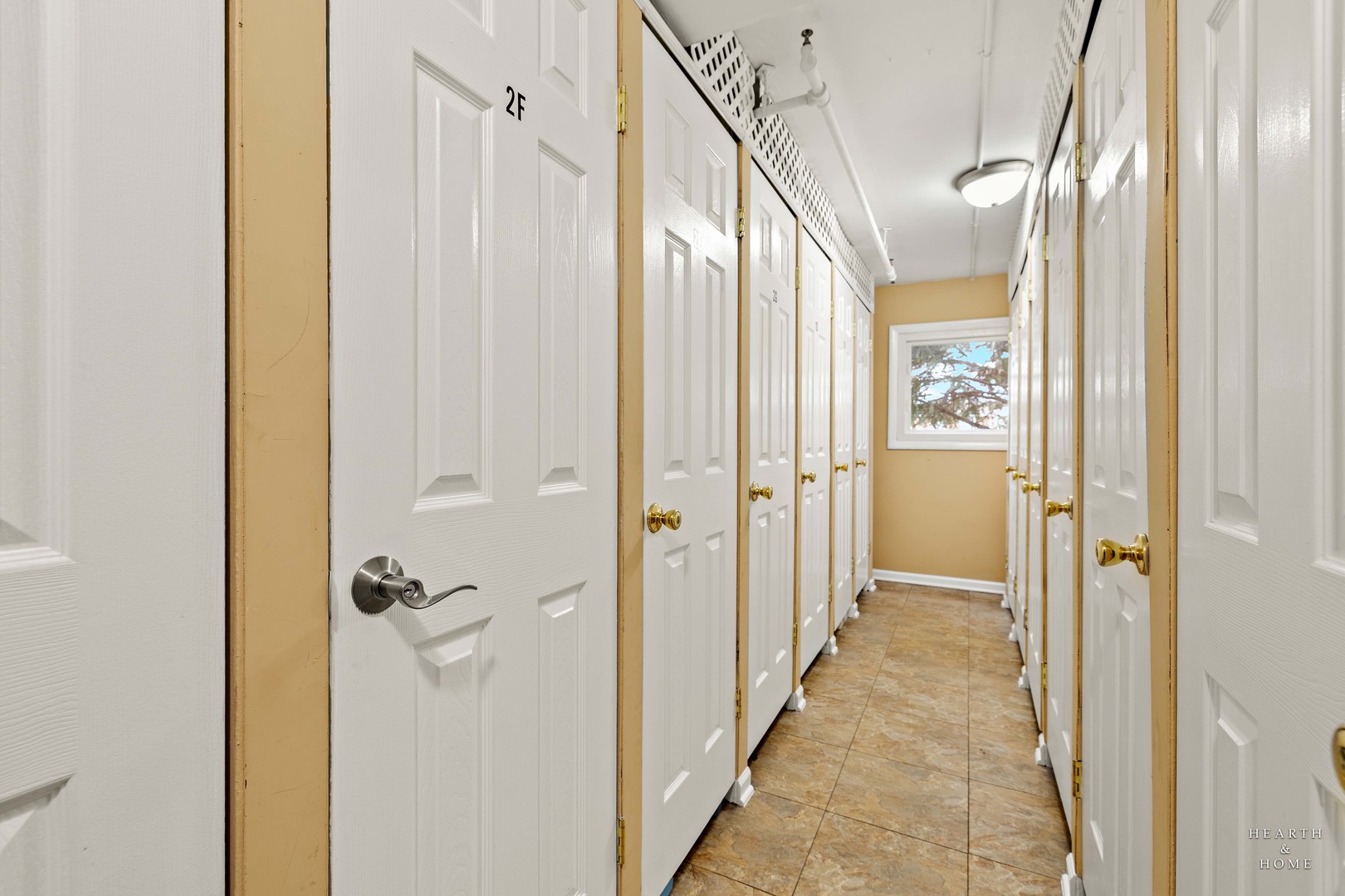 9500 Dee Road, Unit 2F Des Plaines, IL 60016 - Photo 16 of 20 a view of a bathroom from the hallway